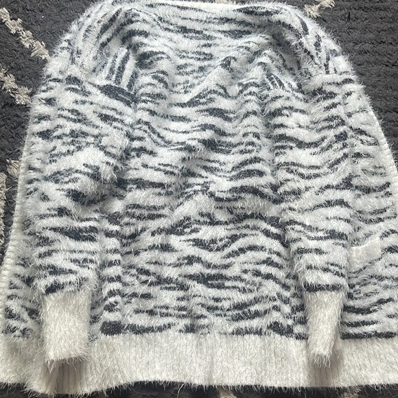 MUDD - Fuzzy Zebra Cardigan Duster - Picture 6 of 6
